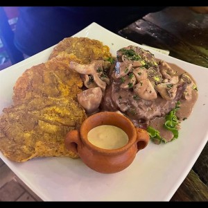 Filete jugoso que te hace bailar en salsa de hongos