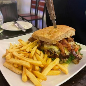 Hamburguesa con pan casero delicioso