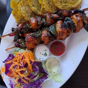 brochetas de pollo con patacones