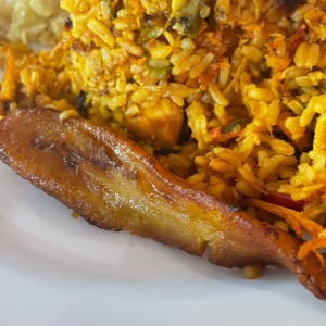 Arroz con pollo, ensalada de papas y tajadas