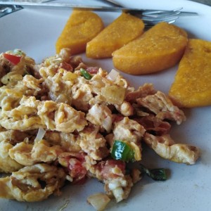 Huevos revueltos con vegetales 