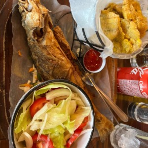 Pescado frito con patacones