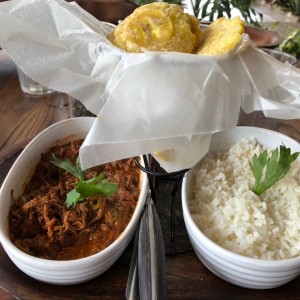 Ropa vieja, arroz y patacones