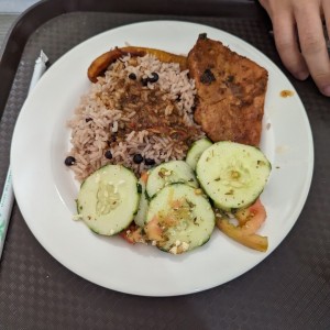 Arroz con guandú con pernily ensalada 