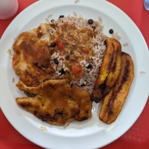 Arroz con guandú y pollo