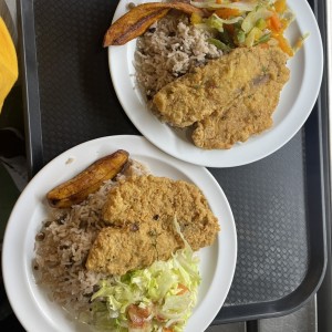 Pescado apanado, arroz con guandú y ensalada de vegetales frescos! 