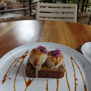 banana cake con helado de geisha