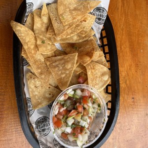 Chips con pico de gallo