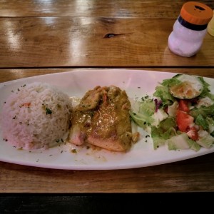 Filete de pescado al curry con arroz con coco y ensalada verde. 