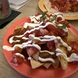 Nachos con chili con Carne,pico de gallo y crema agria