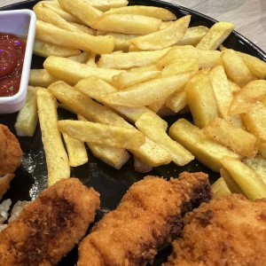 Tender de pollo con papas fritas