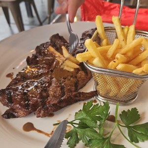 churrasco con papas fritas