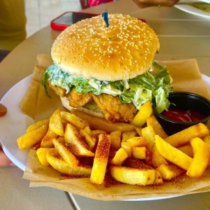 SAUL CHICKEN BURGER (Milanesa de Pollo Apanado con Lechuga, Aderezo de Mayonesa. un Toque de Picante, Pan) con Papas Fritas