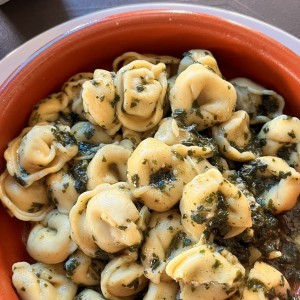 Tortelini en pesto de albahaca 