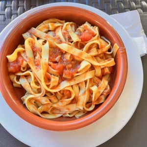 Pasta larga en salsa pomodoro