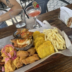 Alitas, Chorizo Pableño,ceviche frito,corte de carne,bowl de Marisco,Papas fritas y Patacones