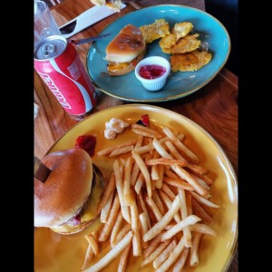Hamburguesa Nómada 13$ y hamburguesa las nubes 15$