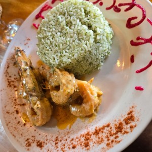 Langostinos al Coco y Sriracha con Arroz verde