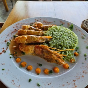 Langostinos al Coco y Sriracha con Arroz verde