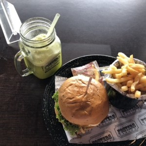 Hamburguesa, papitas y jugo