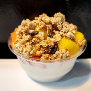 Yogurt Griego, miel, granola y frutas.