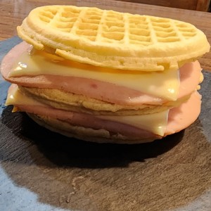 Waffle de Jamón con queso 