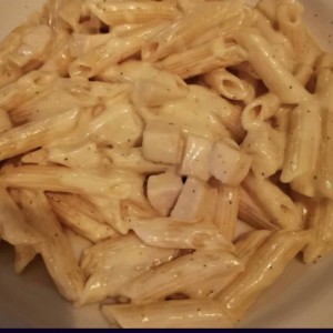 Penne Alfredo con pollo