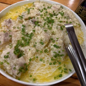 Filete de pescado al ajillo al vapor con fideos 