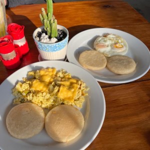 Tortillas blancas con huevos revueltos y frito