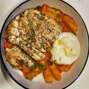 spicy vodka rigatoni e burrata