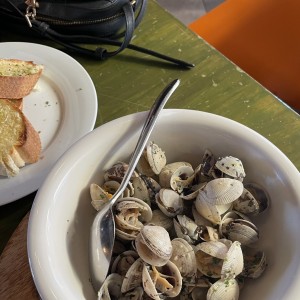 Almejas al ajillo 