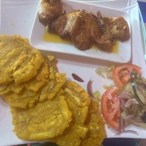 Filete de pollo al ajillo con patacones