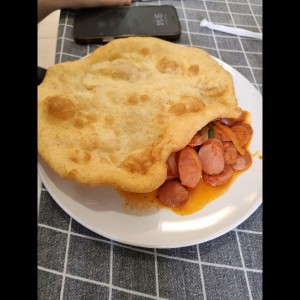 Salchichas guisadas con hojaldra