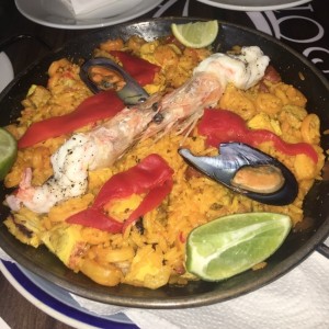 paella de mariscos, pollo y puerco