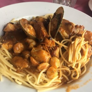 Cazuela de mariscos sobre pasta