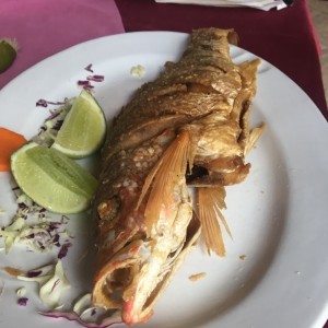 Pargo frito entero