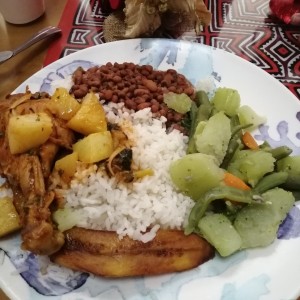 Comida con pollo guisado