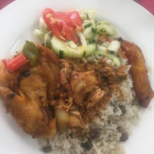 pollo guisado con arroz con guandu.