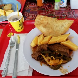 Desayuno de bollo, hojaldre y carne guisada