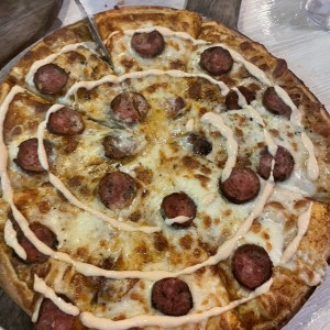 Pizza chorizo argentino con salsa de ajo