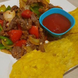 Bistec picado con patacones