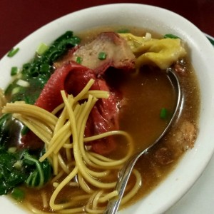 sopa de wanton con puerco y pollo