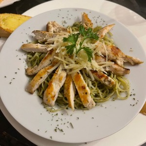 Spaguetti al pesto con pollo 