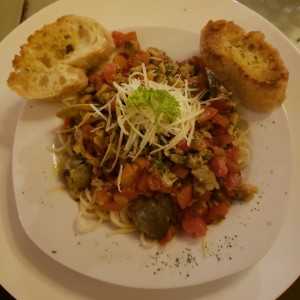 Espaguettis con almejas a la pomodoro - $15