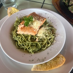 Pasta al Pesto con salmon