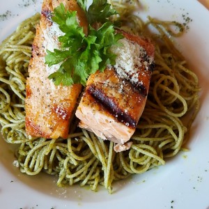 spaguetti pesto con Salmon