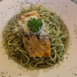 Pasta al pesto con salmon