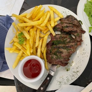 Filete de res con papas fritas