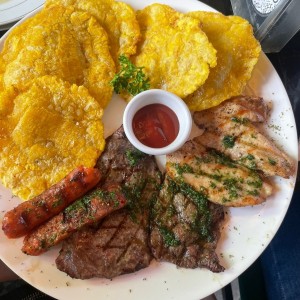 Parrillada mixta con patacones ( Chorizo, puerco, pollo)