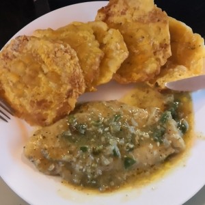 Filete de corvina al ajillo